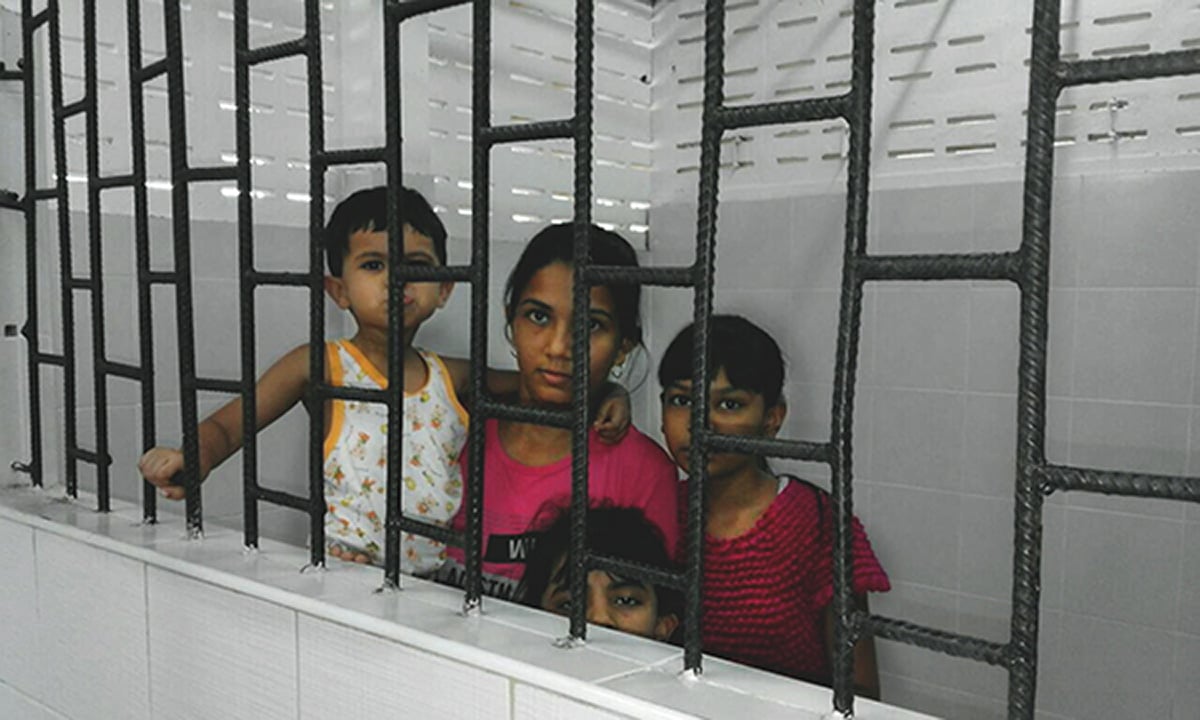 Pakistani-refugee-family-arrested Pakistani-refugee-family-arrested